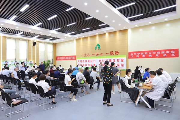 黨建引領(lǐng)聚合力，結(jié)對共建促發(fā)展  為民服務(wù)辦實(shí)事，惠民義診暖民心——山東中醫(yī)藥大學(xué)附屬醫(yī)院門診管理服務(wù)黨支部和管理公司機(jī)關(guān)黨支部舉行黨建共建協(xié)議簽約儀式