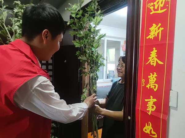 艾葉飄香 濃情端午，三箭物業(yè)開展送艾草活動